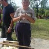 Aj Ferko pomáha šúpiť cesnak